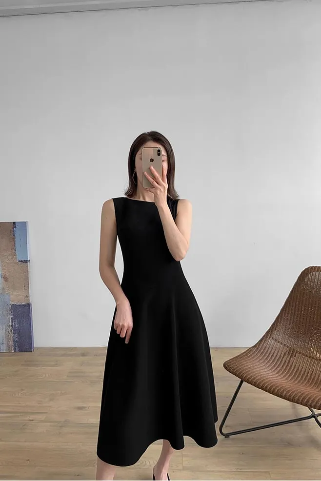 Black sleeveless mid-length dress with large train 190211#