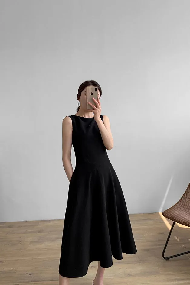 Black sleeveless mid-length dress with large train 190211#