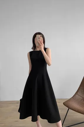 Black sleeveless mid-length dress with large train 190211#