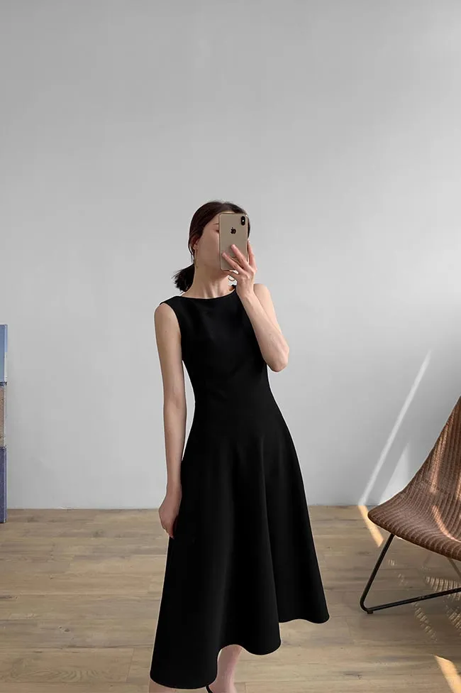 Black sleeveless mid-length dress with large train 190211#