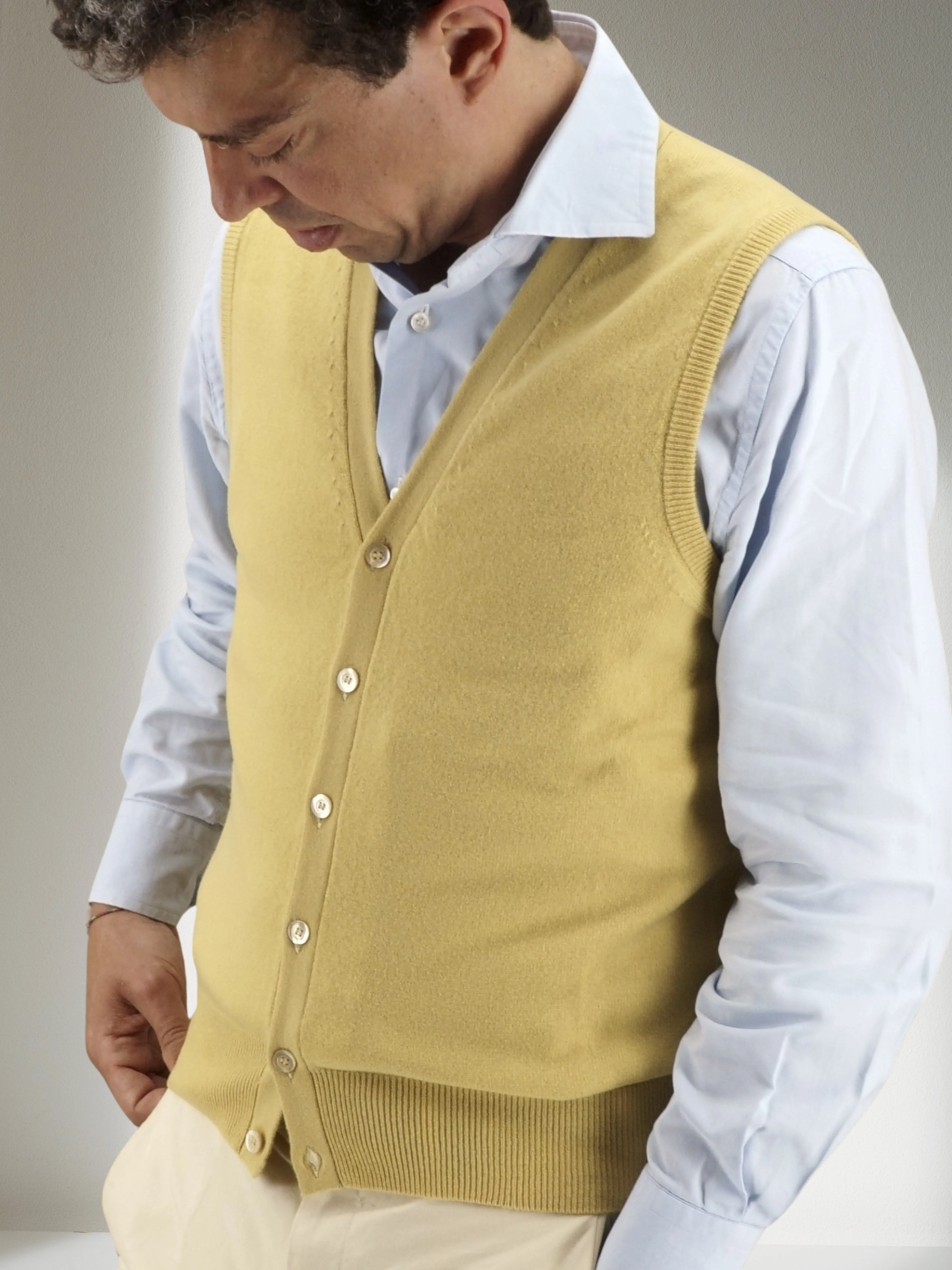 GILET BOTTONI GIALLO 100% CASHMERE
