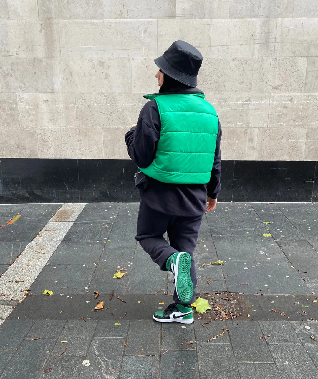 GREEN AND BLACK CROPPED REVERSIBLE BODYWARMER